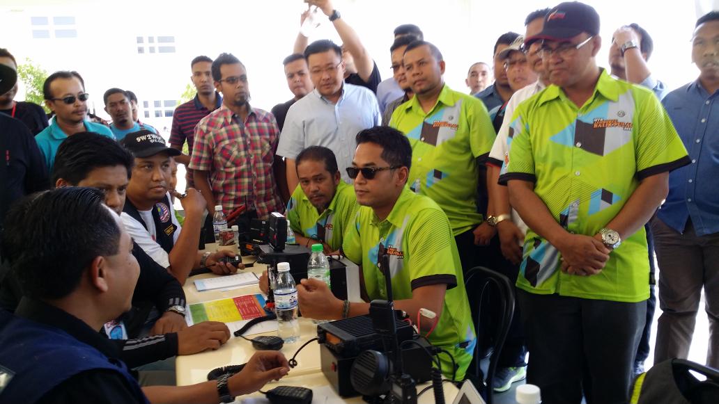 AfrizNoor's tweet photo. YB @Khairykj merasmikan Majlis Penutup MTB Jamboree Balik Pulau 2015 #Basikal @PPUMOnline @BMSPenang @azwanbro http://t.co/McgHgCaPuw