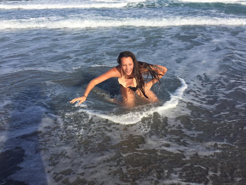 Jilly_Luce's tweet photo. when you tryna model but mother nature ain't havin it http://t.co/UNNIbJRX7W