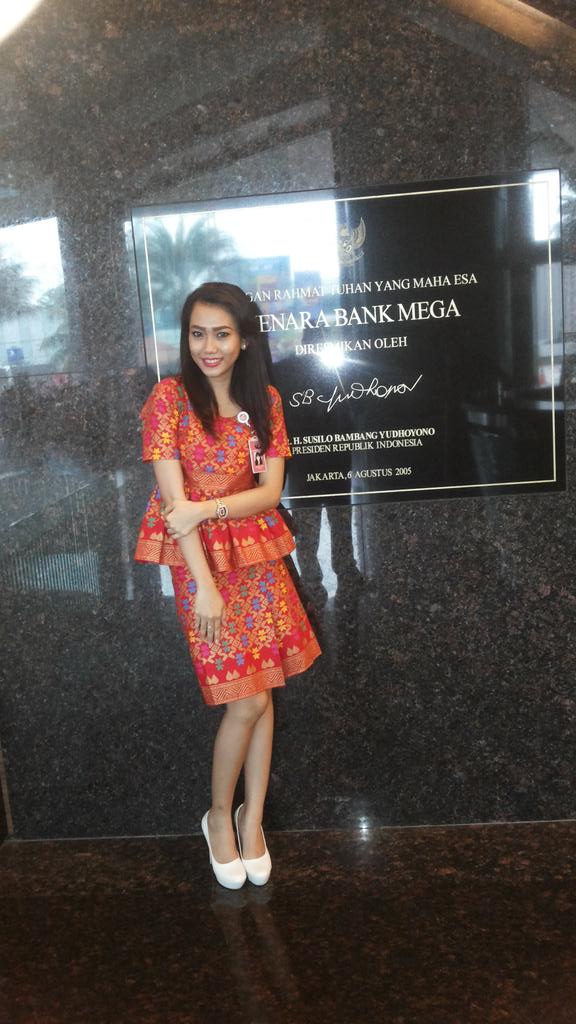 hitomishizuka's tweet photo. Edisi jumat ini 😄😍 #shelfies #likeforfolow #menarabankmega http://t.co/cxxZYPSLPm