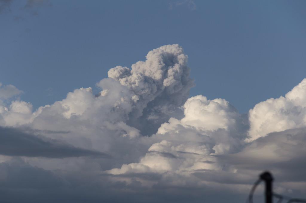 SkyAlertMx's tweet photo. “@tapirofoto: Hace unos minutos pudo verse por encima de las nubes una columna de ceniza con dir este.  #vcol http://t.co/5MRUhYHwEl”