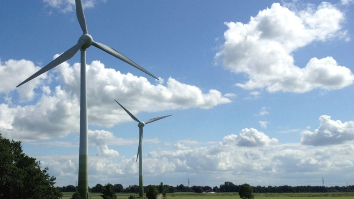 verge's tweet photo. For the first time, the world economy grows while carbon emissions don't http://t.co/RibKZ1Fbok http://t.co/iBS2lHZuIi