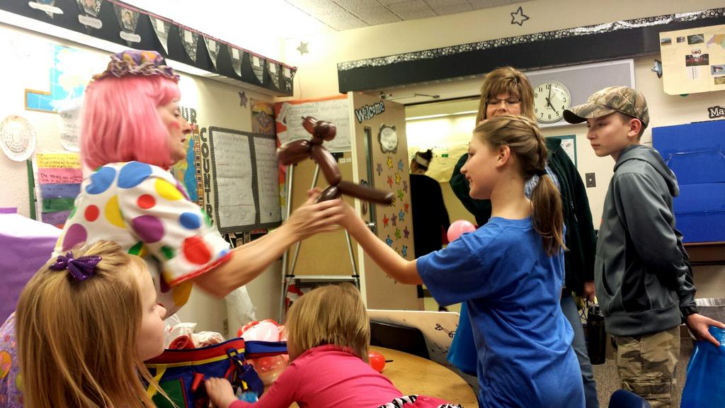 4Valeriem's tweet photo. Volunteering with Peppe the Clown at the School Carnival Fundraiser! #BestintheCommunity #everyonelovesballoonanimals http://t.co/VokjEmIIUZ