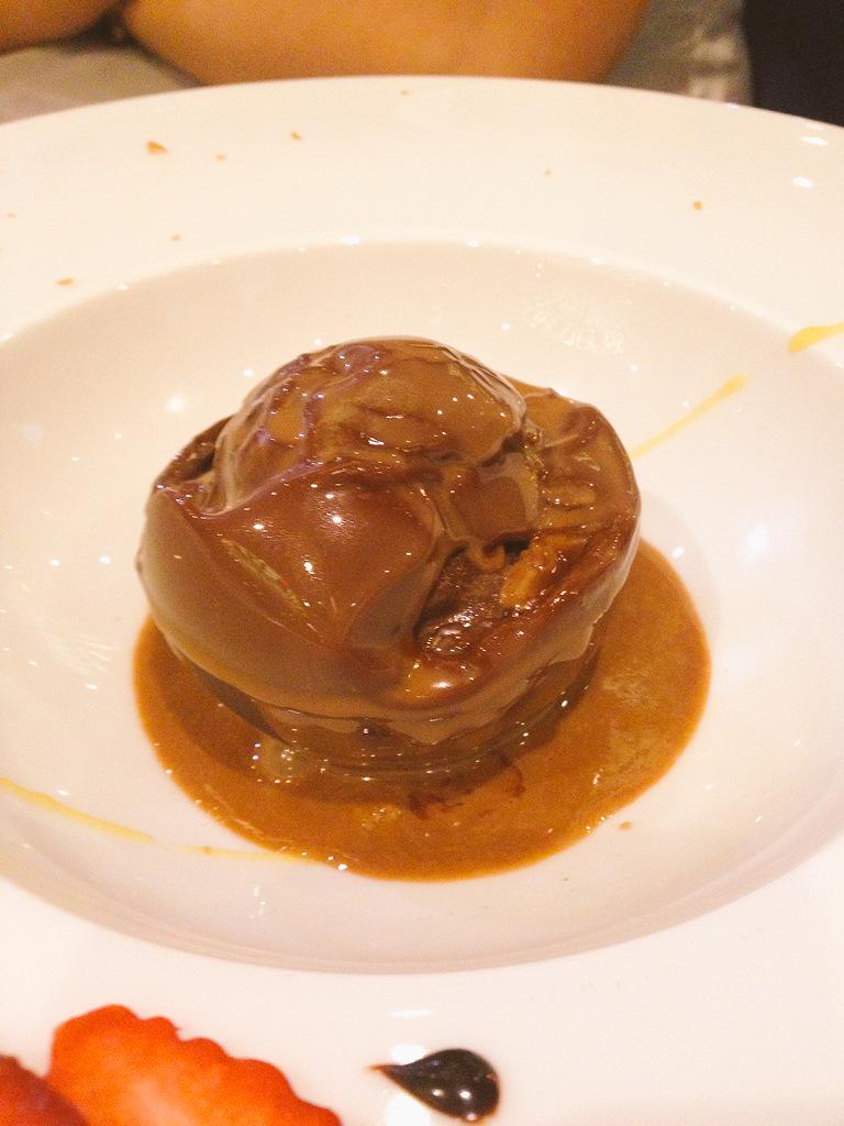 Ventasal's tweet photo. #chocosurprise @ValrhonaFrance @grblanco @RaycoFdez @carloslinares70 @AdeMiguelSA #pannacottapraline @katxas #sweet http://t.co/hCGxgpXbiM