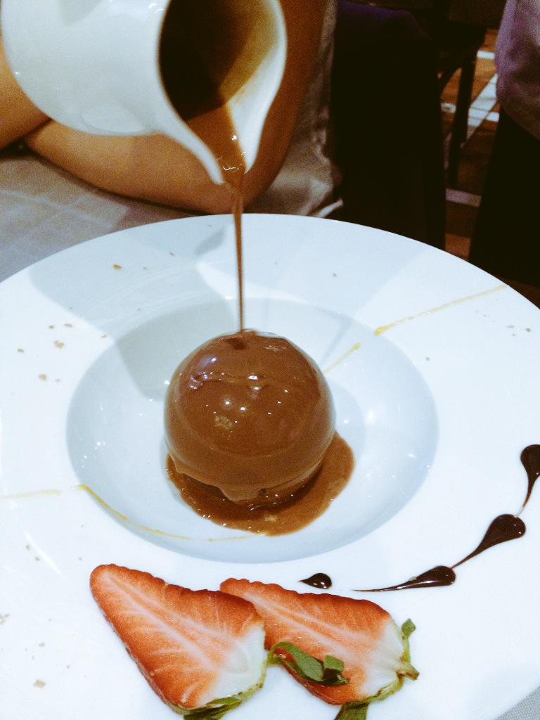 Ventasal's tweet photo. #chocosurprise @ValrhonaFrance @grblanco @RaycoFdez @carloslinares70 @AdeMiguelSA #pannacottapraline @katxas #sweet http://t.co/hCGxgpXbiM