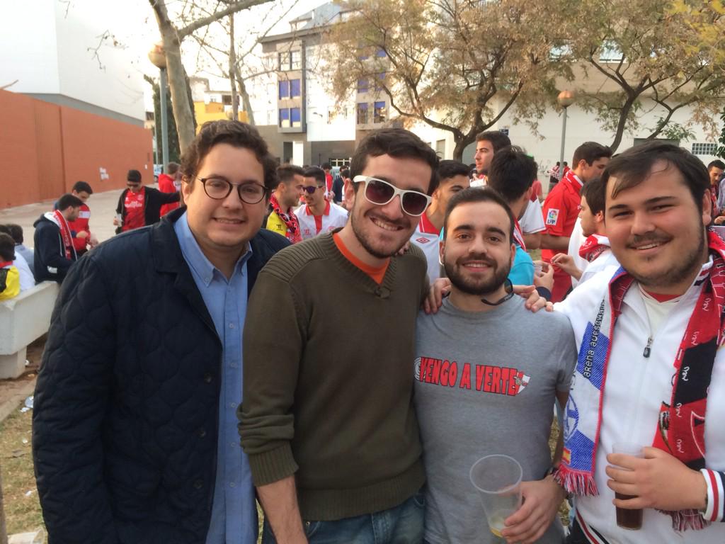 PAImatalascanas's tweet photo. Fallamos en los Carnavales pero ayer varios miembros se reencontraron a 700 kms del Pai #PaisanosOnTourVillarreal http://t.co/817OYT5tUb
