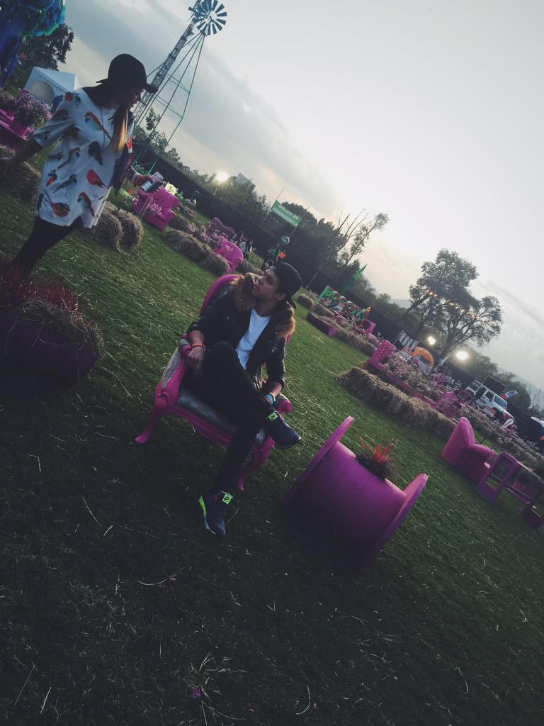 Soymarioruiz's tweet photo. Ahora me creo modelo de sillas rosadas @caracoltv #NosMueveLaMusica 
https://t.co/AYIW7lLAPk http://t.co/rQr8O84TM8