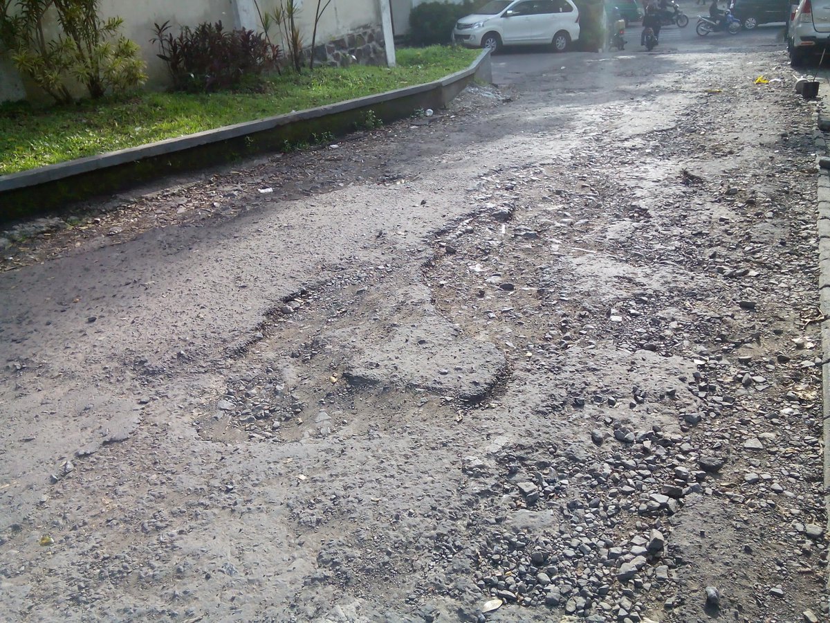 sman2bdg_'s tweet photo. Jln Bapak Husen, Cihampelas rentan makan korban, mudah"n dpt perhatian dari pihak terkait @ridwankamil @CoblongJITU http://t.co/sunwxi73kU