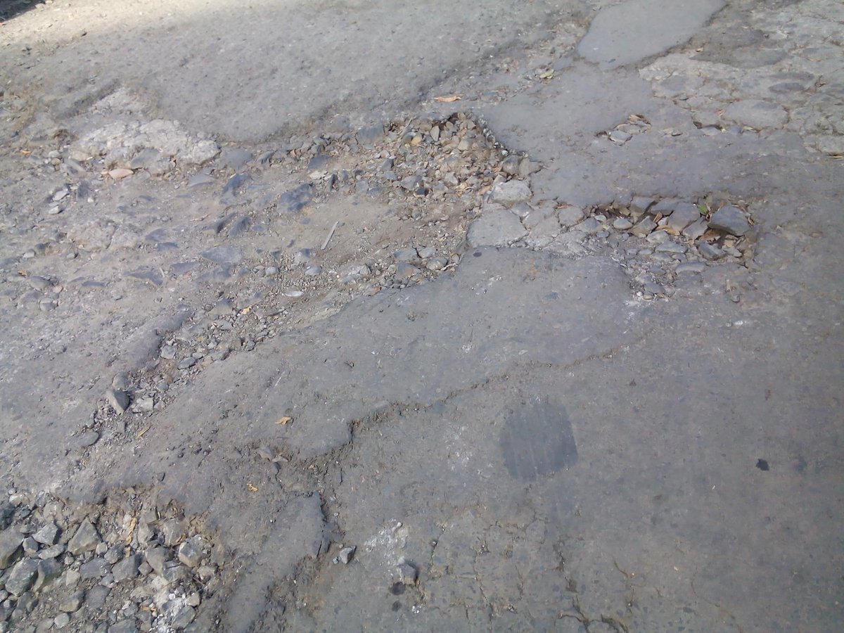 sman2bdg_'s tweet photo. pak Wali, @ridwankamil jalan menuju Gerbang masuk @sman2bdg_ berlubang dan banyak bebatuan, kapan y dihalusin? ^_^ http://t.co/tsXwOUpNTu