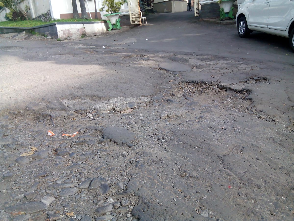 sman2bdg_'s tweet photo. pak Wali, @ridwankamil jalan menuju Gerbang masuk @sman2bdg_ berlubang dan banyak bebatuan, kapan y dihalusin? ^_^ http://t.co/tsXwOUpNTu