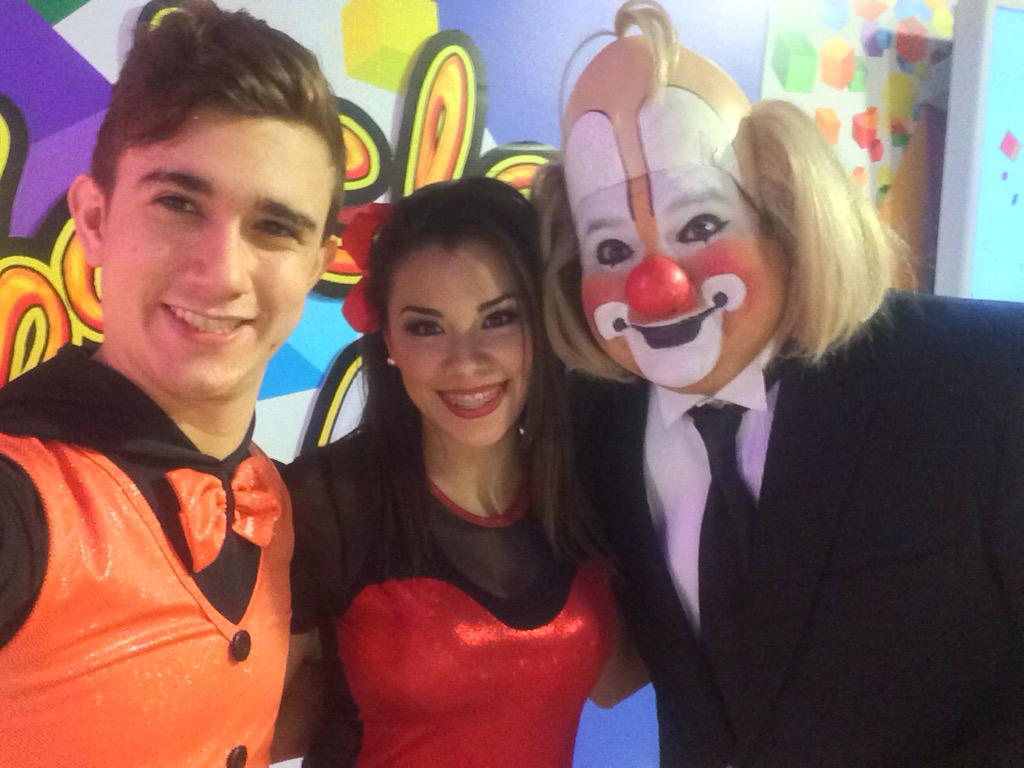 _rusovlogs's tweet photo. #9AniversarioDeAcabatelo @regalito_tv @mario_bezares @lamolechida @lizeelizondo @pelonramos 😘✌️ http://t.co/QqZMI7NA1C