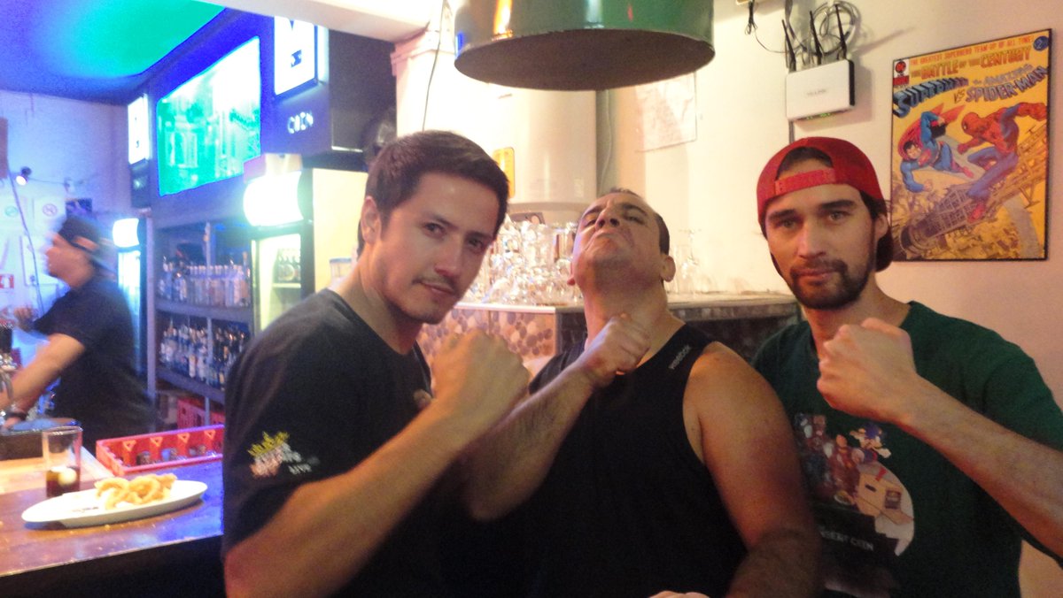 ETCMcflyChile's tweet photo. Con @freddyfonk y el gran #ThiagoSilva en @InsertCoinBar . Que pasa si voy con mi coach personal a #USA. http://t.co/ef37wMZzAE