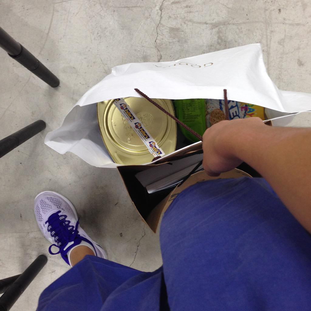 sngspurifier's tweet photo. Helping a friend carry stuff when she was busy #sngs215 #sngsheart @TWL_sngs 
Michelle 3P http://t.co/PLGWHDqRTN