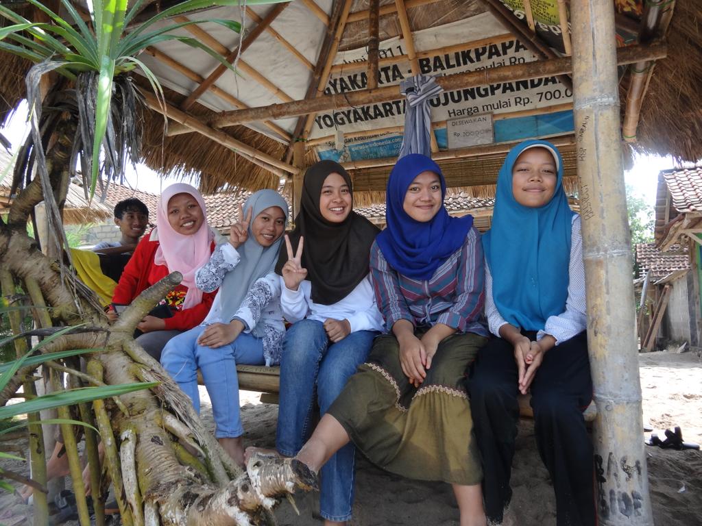 Dosi_Wigati's tweet image. kapan main lagi hee