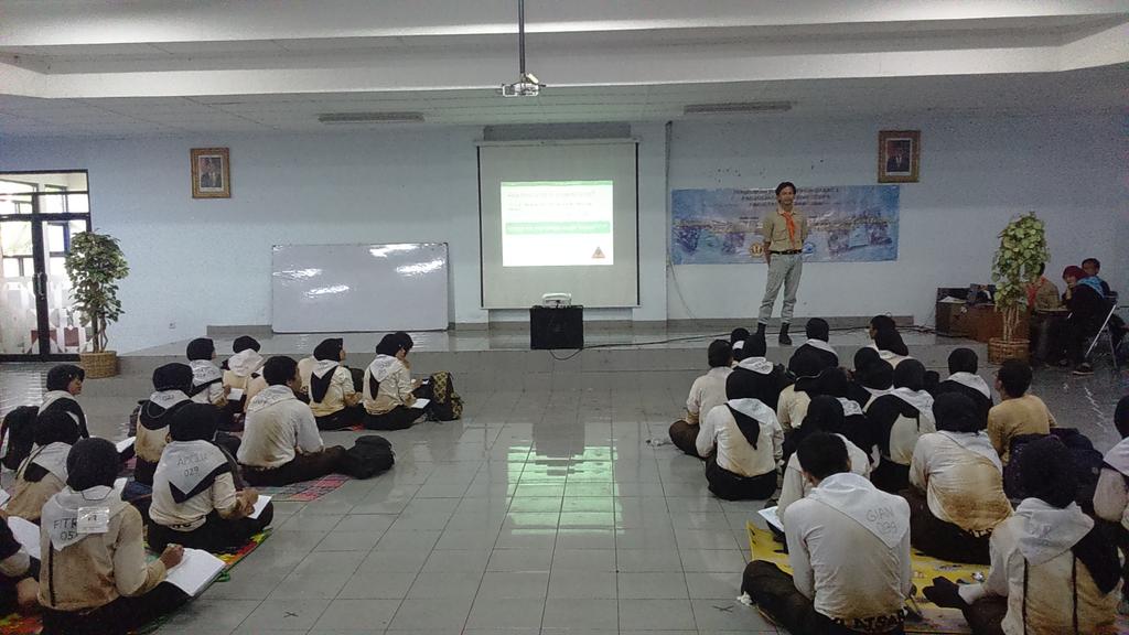 pnc_unpad's tweet photo. Sekarang saatnya pemberian materi dari @SARUnpad tentang survival. SEMANGAT PAGI!! #DiklatsarH5 http://t.co/Gf81IJ2vpu