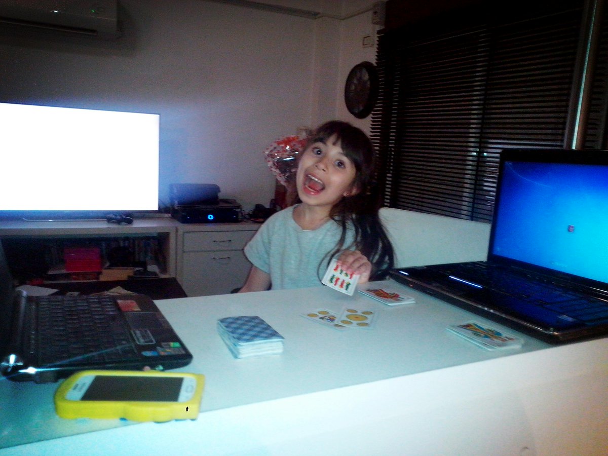 SHEISTHIS's tweet photo. Con toda la tecnología, y las chicas jugando a las cartas http://t.co/xGANDMqynx