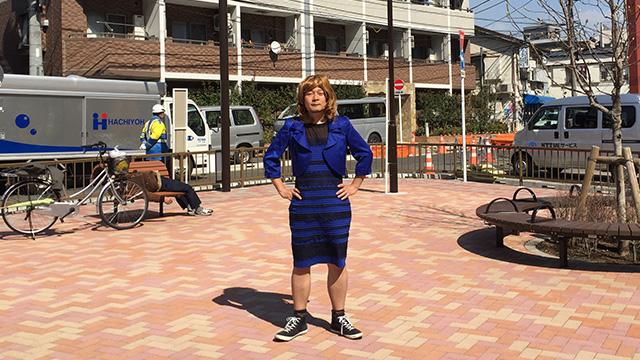 デイリーポータルz あのドレスはいつ白と金に見えるのか Http T Co 9zy8goinft 白に見えるか青に 見えるかで話題になったドレスが到着 青にしか見えないドレスですが ごく限られた状況で写真を撮ると白っぽく見えました 林 Http T Co Ktkdyv9mef