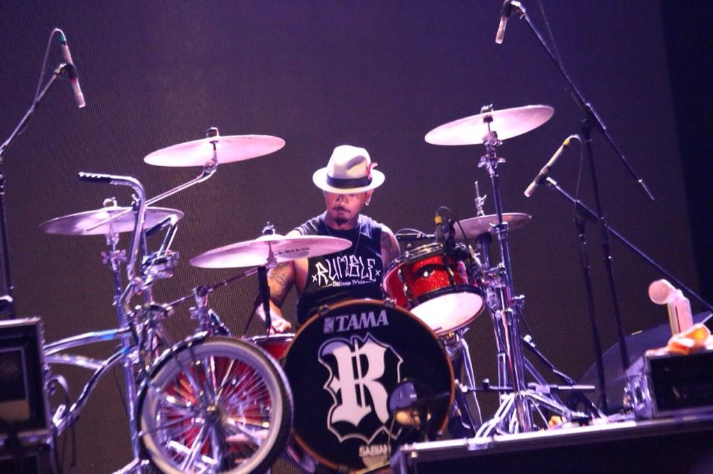 xRMBLx's tweet photo. @JRX_SID memakai #RMBLFedora &amp; #xRMBLx tshirt saat tampil semalam. Pict by: @guswib. #PunkRockLowrider http://t.co/qOQFVEsGbU