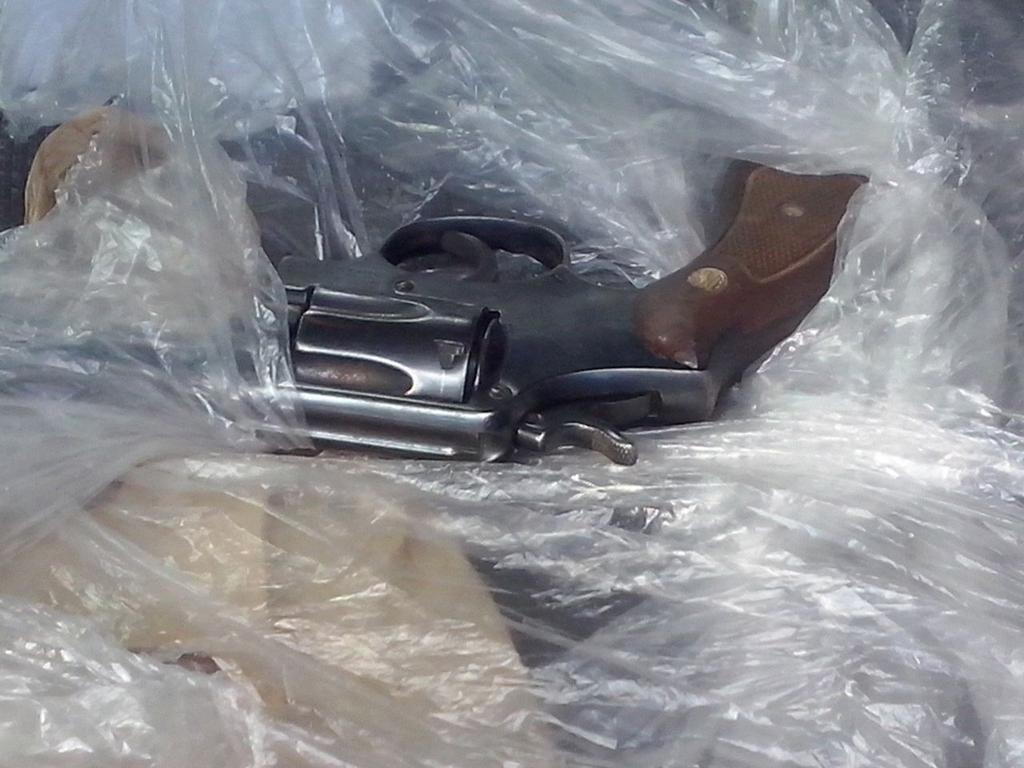 Seguridad_Leon's tweet photo. Detiene @policia_leon  a dos hombres armados que presuntamente intentaban robar a cuentahabiente. http://t.co/VsVDGhdBdp