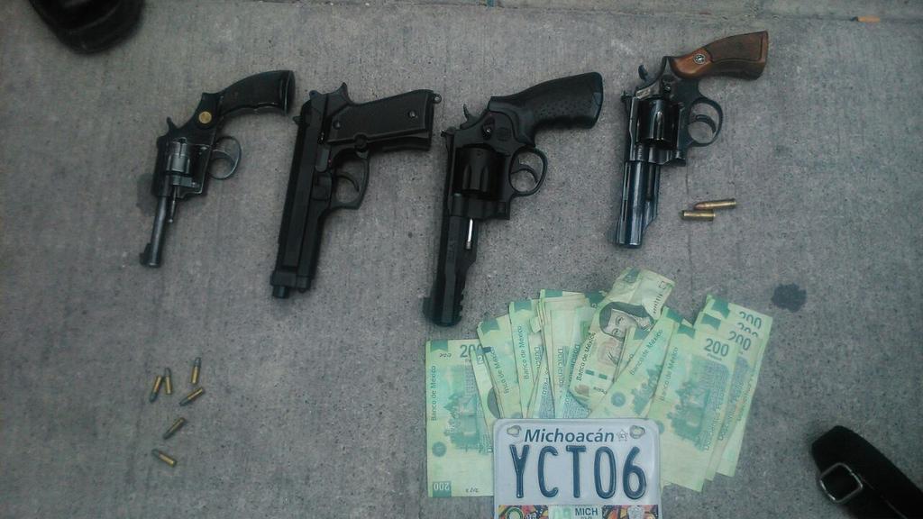 Seguridad_Leon's tweet photo. Capturan @policia_leon  a presunta banda dedicada al robo a cuentahabiente; les aseguran armas y vehículos http://t.co/0Wcz3upLTD