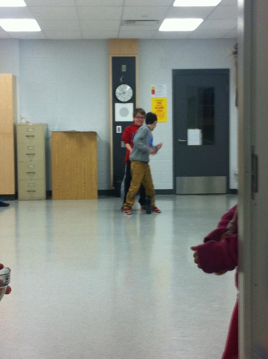 SinghsLAFIclass's tweet photo. Ashour et Jacob practiquent leurs lances en arrière. C'était un lunch amusant! Bonne vacances, mes amis! http://t.co/tn0dUhqwVd