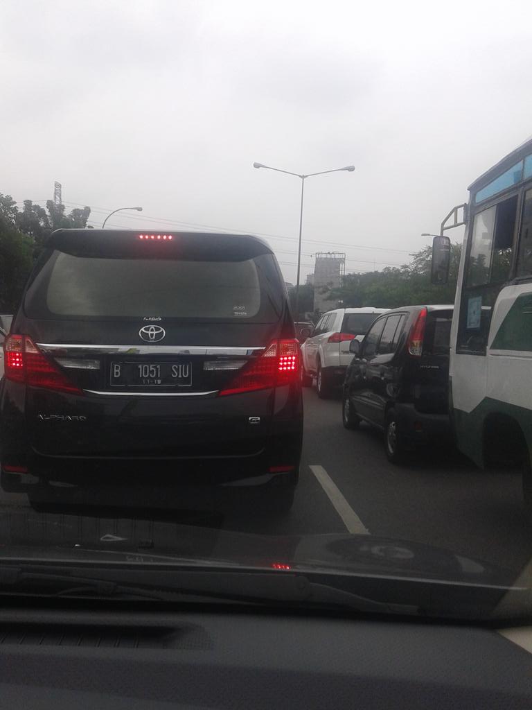 NTMCLantasPolri's tweet image. 10:41 Wib Lalin Jl.Tendean mulai flyover transtv arah Santa padat imbas pkrjaan jln lyang.  dlvr.it/8yFSL6