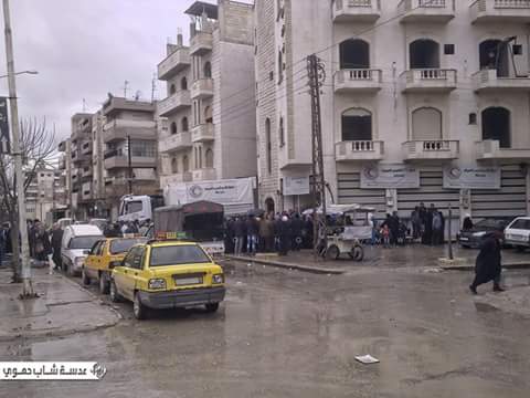 LensyoungHamwi's tweet photo. #Syria
#Hama City
The crowding near the Red Crescent centers in Al-tawheed neighborhood http://t.co/Ux844eWrF2