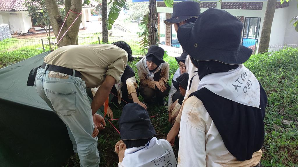 pnc_unpad's tweet photo. Nah sekarang waktunya praktik bikin bivak yang didampingi para pemateri dari @SARUnpad #DiklatsarH5 http://t.co/OxiS0hXz6d