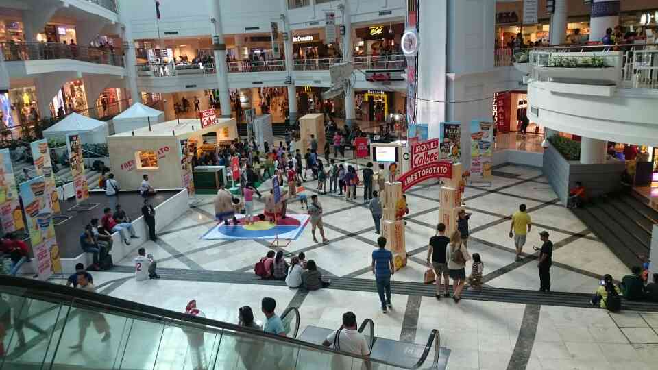 GalosMichelle's tweet photo. A lot of people heading for #JacknJillCalbee pop up store! Whoa! #bestopotato http://t.co/JNyMmKW0T0
