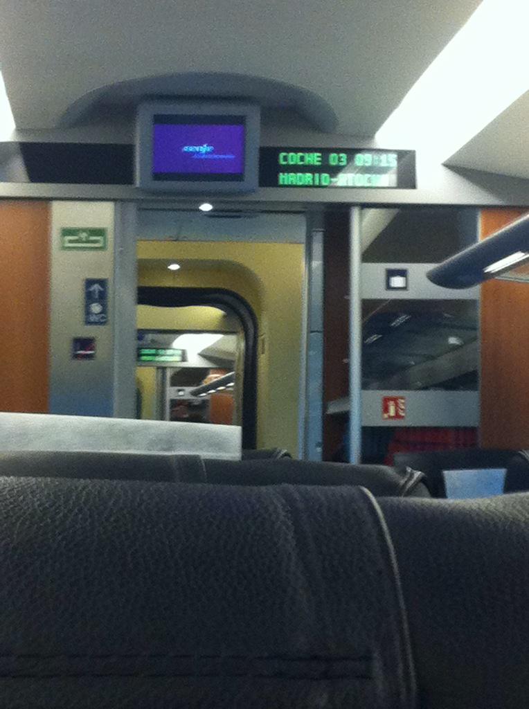 AniiRA10's tweet photo. NEXT STOP 🚆 ➡️ #Madrid @Caarla93 @Neeus55 @MaartaRuiiz http://t.co/4UfmbldiuA
