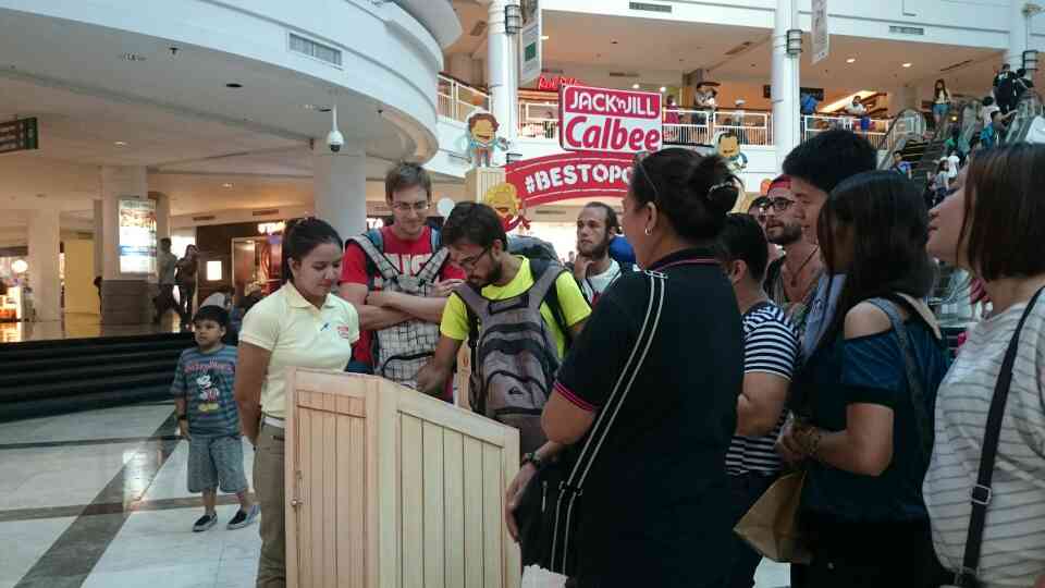 GalosMichelle's tweet photo. People fussing over potato slice-o! #jacknjillcalbee #bestopotato http://t.co/2VZb0yYnLB