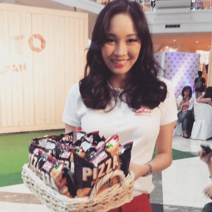 GalosMichelle's tweet photo. Crushing on this girl, longing for pizza potato! #JacknJillCalbee #BestoPotato http://t.co/oCIoLrduCi