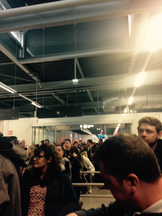 GeorgetteBee's tweet photo. Mais quoi le Fuck?! #Lyon #lyonaeroport   Quel bordel! http://t.co/0TkiRzvcO3
