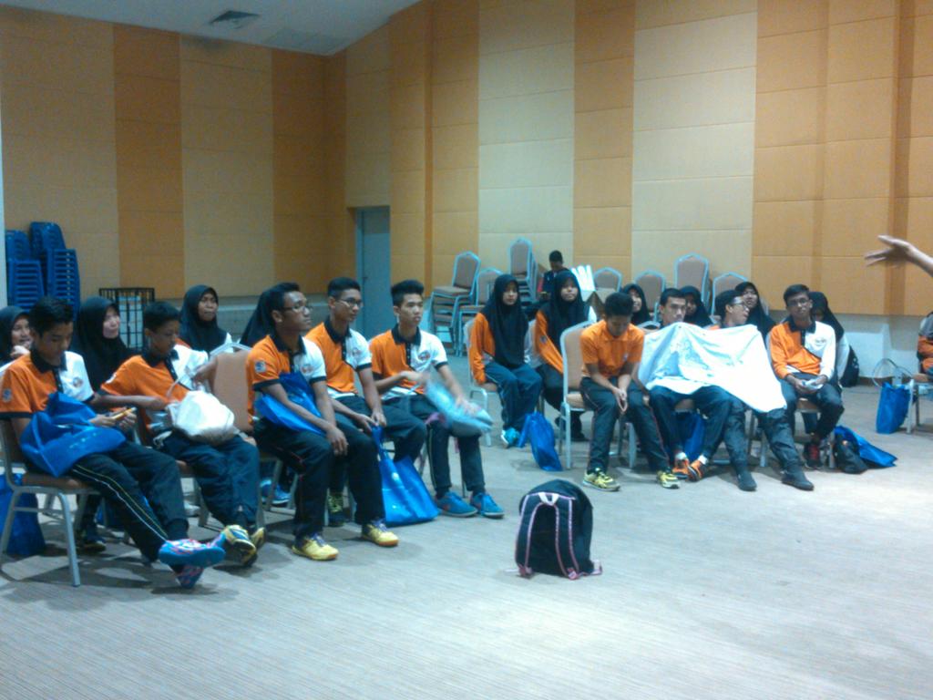 aira_ash94's tweet photo. Bersama adik2 SABDA dalam sesi ala parlimen ...
#srmutem #kapalkaram http://t.co/hm6E7PuXCG