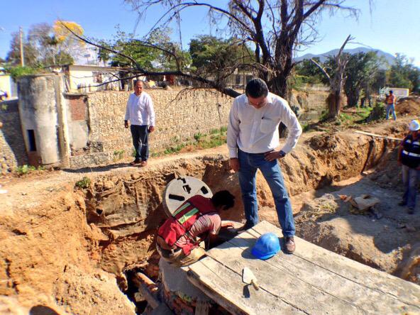 alfreara's tweet photo. Clausurando el primero de los 33 tiraderos de agua residual al río Sabinal #SaneamientoIntegral #PTARs http://t.co/bWN8zun7W5