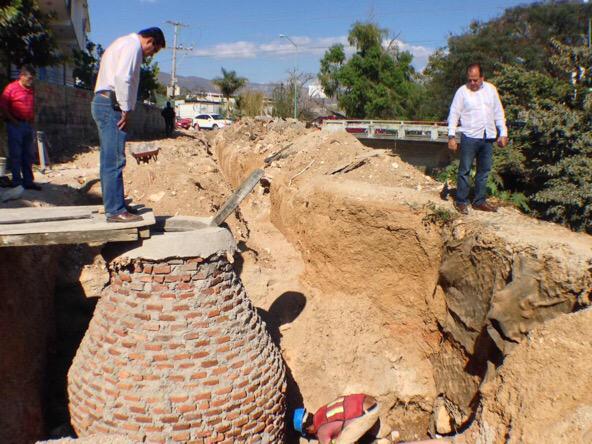 alfreara's tweet photo. Clausurando el primero de los 33 tiraderos de agua residual al río Sabinal #SaneamientoIntegral #PTARs http://t.co/bWN8zun7W5