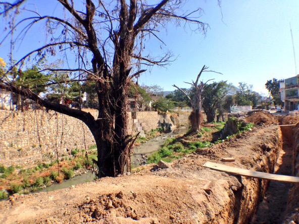 alfreara's tweet photo. Clausurando el primero de los 33 tiraderos de agua residual al río Sabinal #SaneamientoIntegral #PTARs http://t.co/bWN8zun7W5