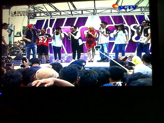 nitaa_taa's tweet photo. Opening #KarnavalInbox GCM bareng host2 keren @dhikacungkring @AbangNarjiCagur @gadiiing @Rangga_Moela @InboxSCTV_ http://t.co/58pSaxv33F