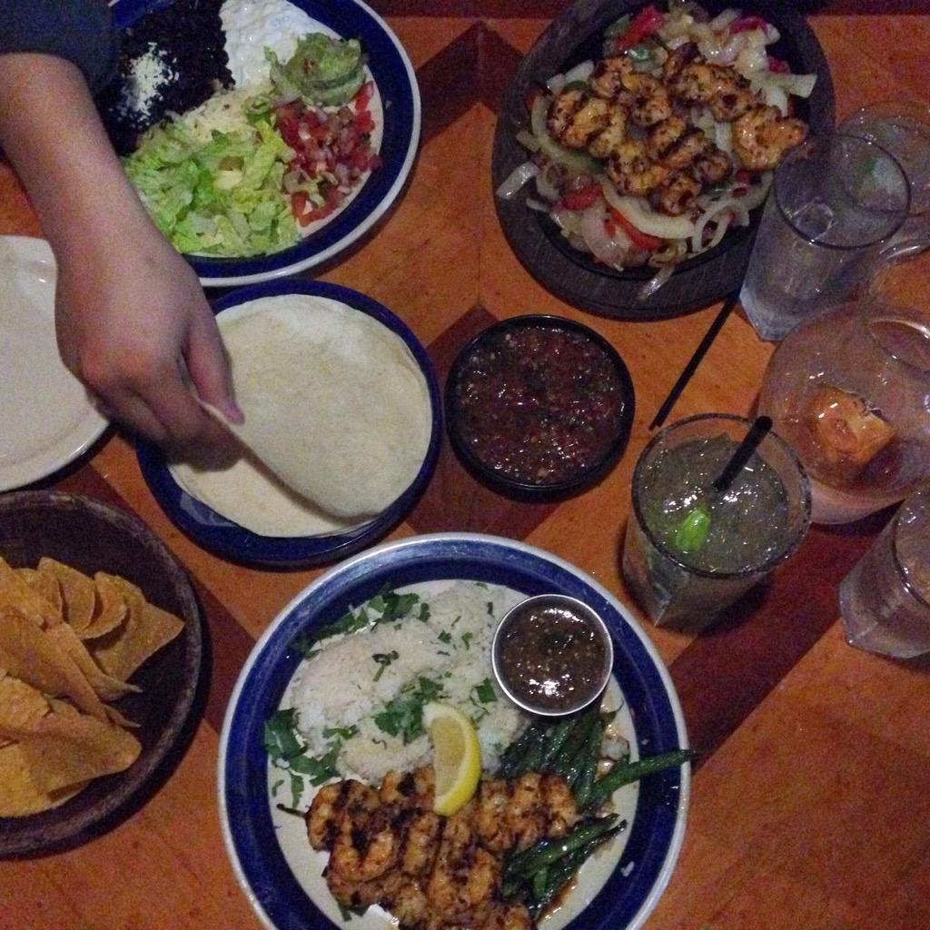 Lizaveta_H's tweet photo. Friday chillin' #mexican #Margaritas http://t.co/sYSF29Mdco