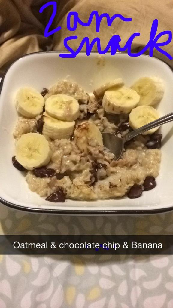 stefaniefitmama's tweet image. This oatmeal w/ chocolate chips and bananas is hitting the spot!! #2amSnack #PregnancyProbs
