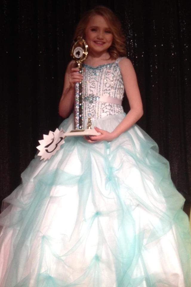 TinaTeeter2's tweet photo. My sweet beautiful  granddaughter ,.. Ella Bug :-) so of proud of her. Our little lady. http://t.co/hGe0beTTf8