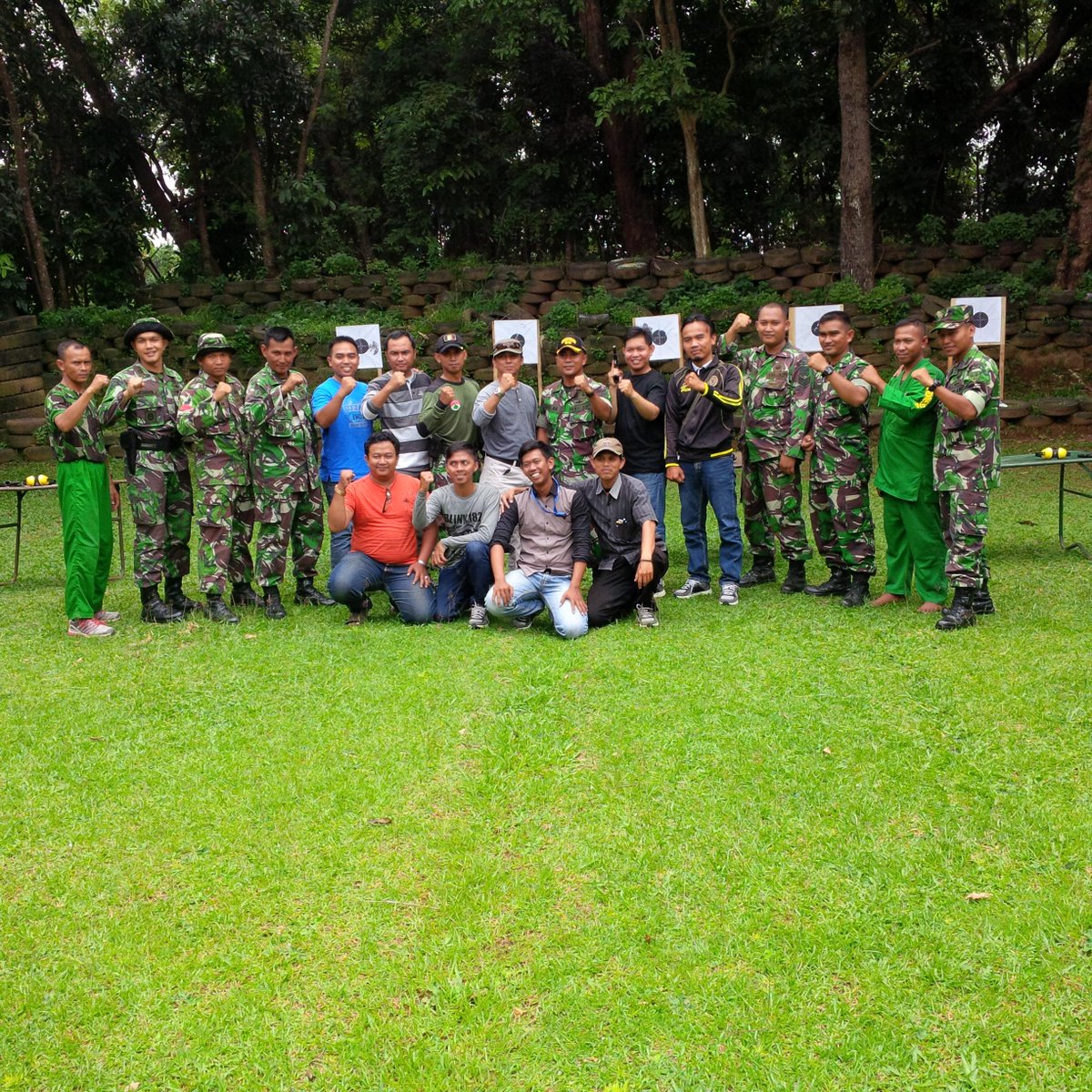 fauzi75's tweet photo. Trims kpd Danyon 312 KalaHitam Mayor @aaokiaa #SilaturahmiMedia @TNI_AD  @kotaSUBANG @AreaPurwasuka @pasundanekspre1 http://t.co/WaByTciwy1"
