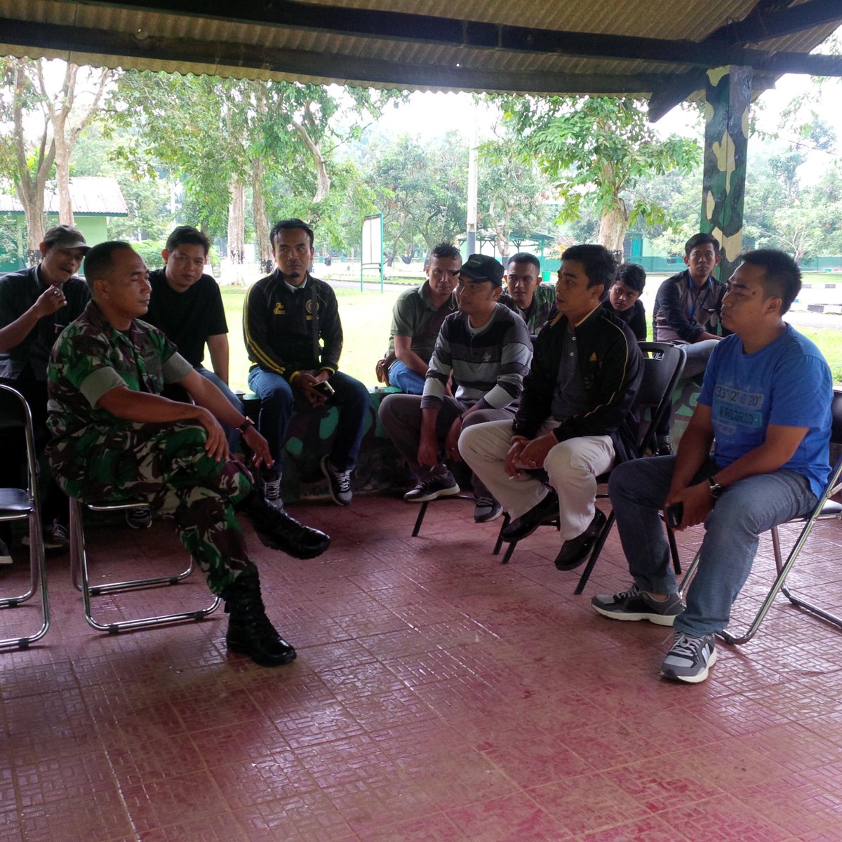 fauzi75's tweet photo. Trims kpd Danyon 312 KalaHitam Mayor @aaokiaa #SilaturahmiMedia @TNI_AD  @kotaSUBANG @AreaPurwasuka @pasundanekspre1 http://t.co/WaByTciwy1"