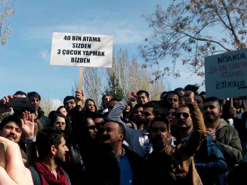 Fkjgtb's tweet photo. #MuallimlerAnkarada  @Ahmet_Davutoglu @RT_Erdogan @memetsimsek @EgitimBirSen 47bin almaya geldiler http://t.co/Qa08a2Iy5T" 2"