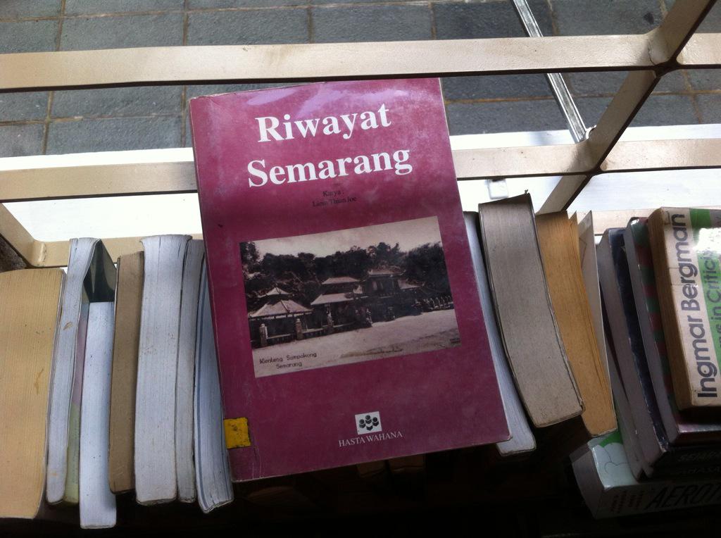 kineruku's tweet photo. Buku Riwayat Semarang diterbitkan ulang thn 2004. Terbit pertama kali thn 1931, ditulis oleh Liem Thian Joe. http://t.co/BmQ8DIu8ch