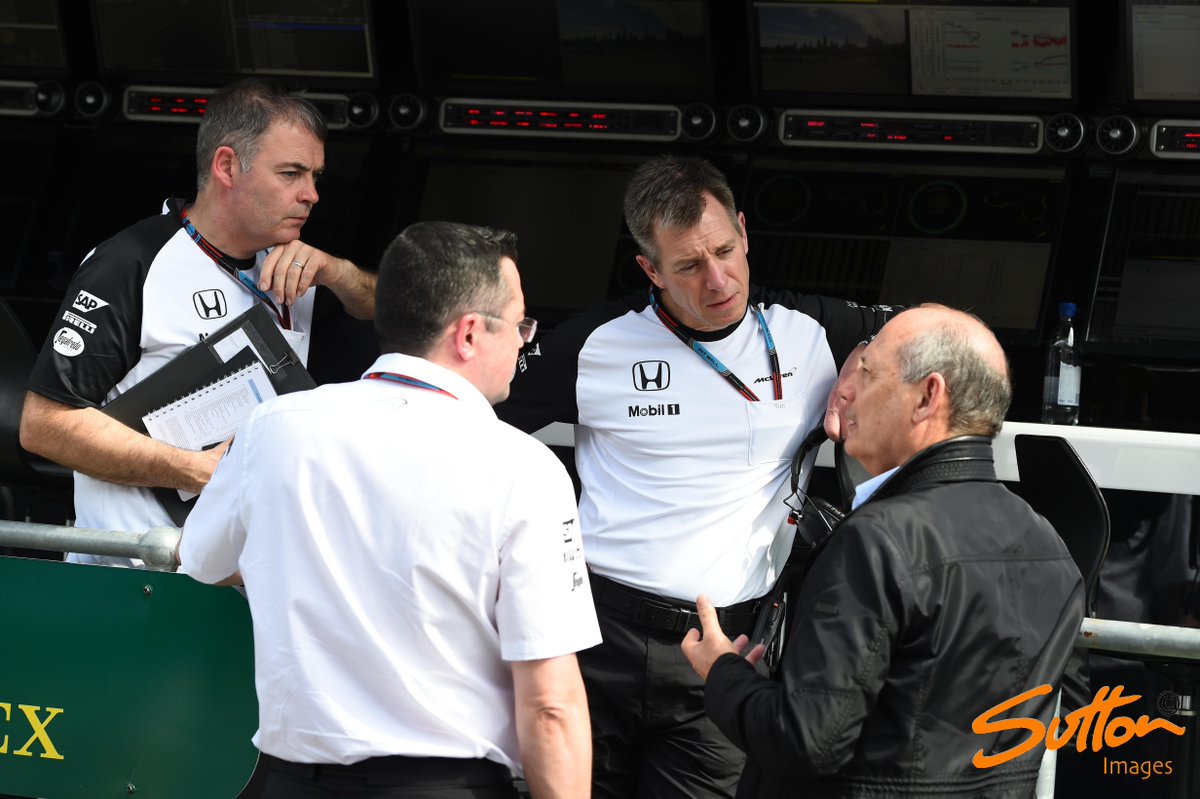 MSI_Images's tweet photo. Discussions on the pit-wall for @McLarenF1 following Q1. #F1 #AusGP http://t.co/baVAQjj8eM