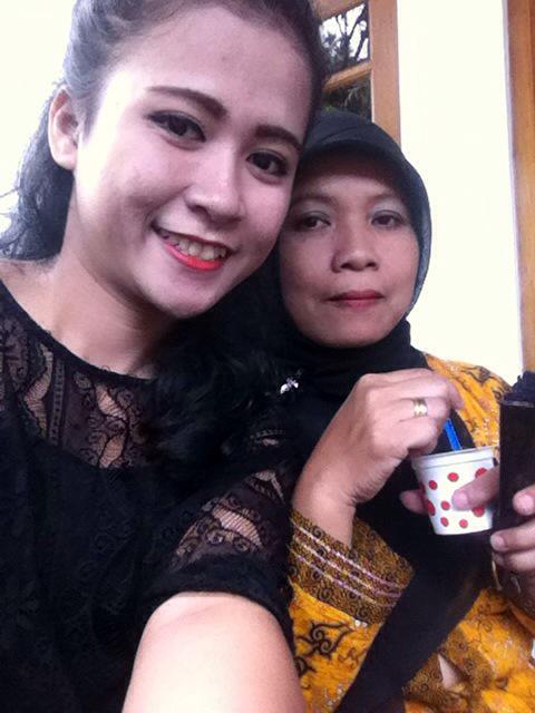 fariidaoctaviia's tweet photo. With mommy http://t.co/evDzgzfMWM