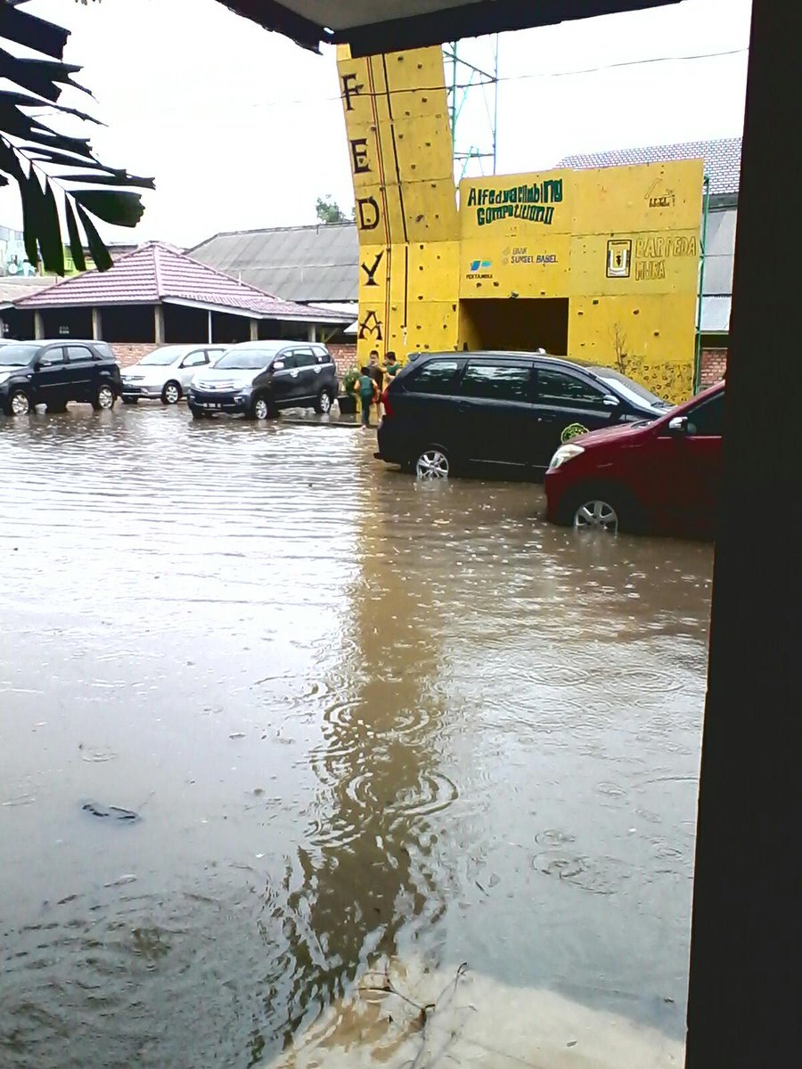 MapalaAlfedya's tweet photo. Nasib kampus hijau kalo air tumpah #saveUMP http://t.co/n6OsSMnvNr