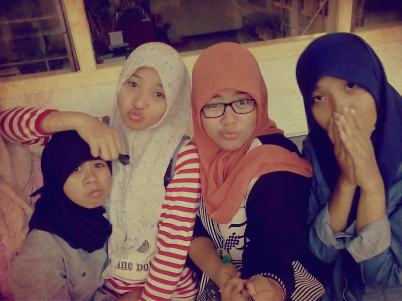 nyelfie bareng sama temen satu kamar :) :*