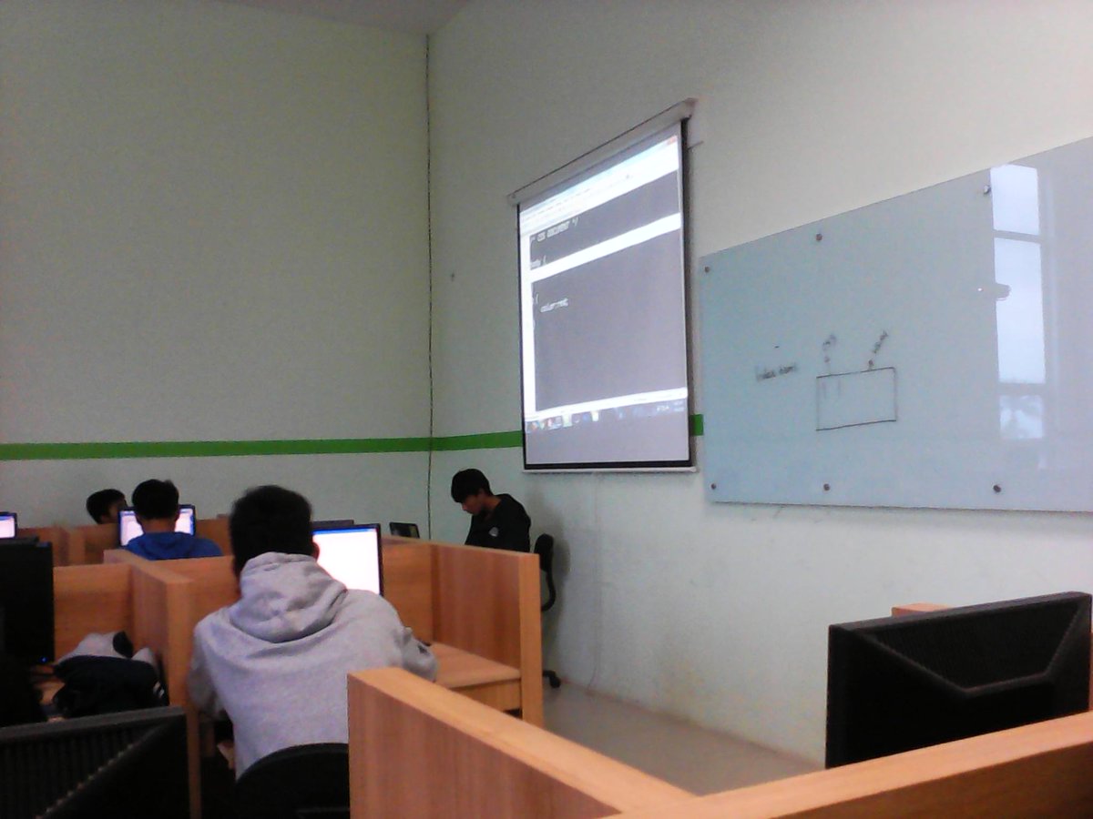 ComputerClubCC's tweet image. Sandi sedang menjelaskan HTML5 dan CSS @sandiramadhan_