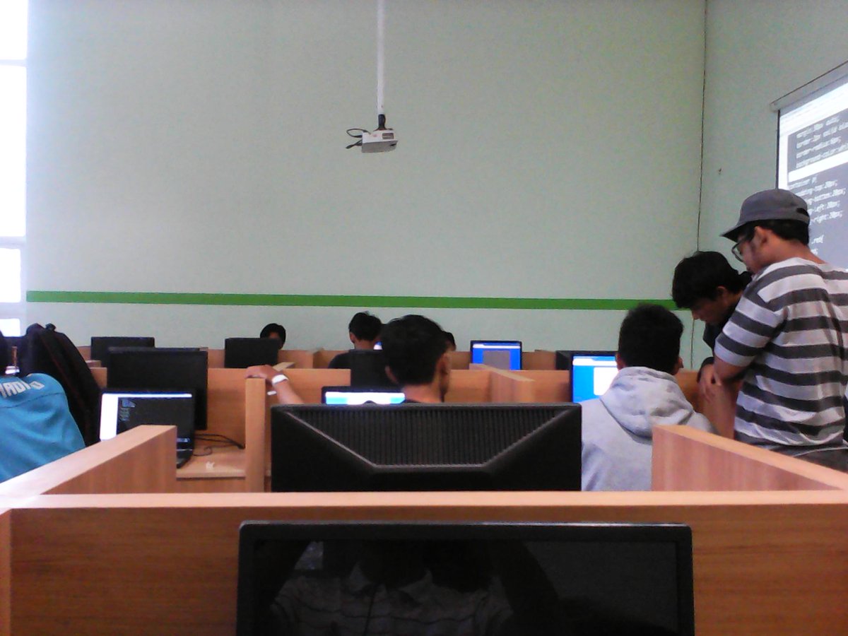 ComputerClubCC's tweet image. Diksusi para anggota cc dengan pengajar @sandiramadhan_